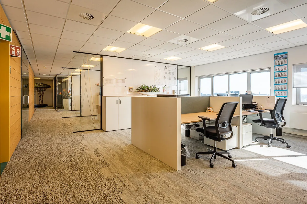 Modern en licht kantoorpand aan het Rivium Quadrant met open werkplekken en glazen vergaderruimtes.